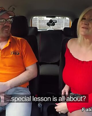 Gros femme mûre baise dans une voiture d'auto-école