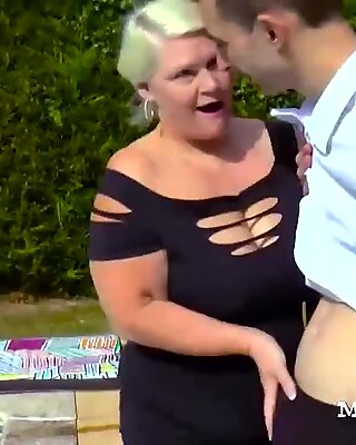 Bà Ngánh hút người yêu cocked của mình