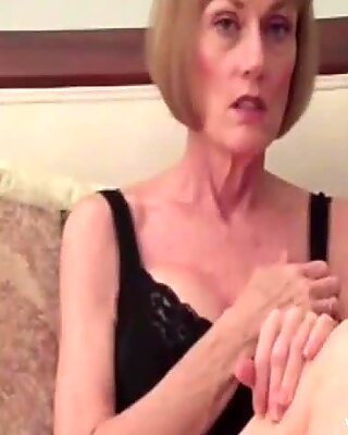 Porra passo avózinha em seu sofá