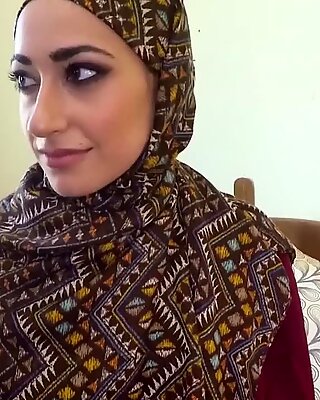 La donna di Araba in hijab ha sesso con un grande uomo