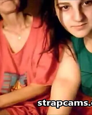 Grand-Mère et petite-fille Chat et seins sur webcam