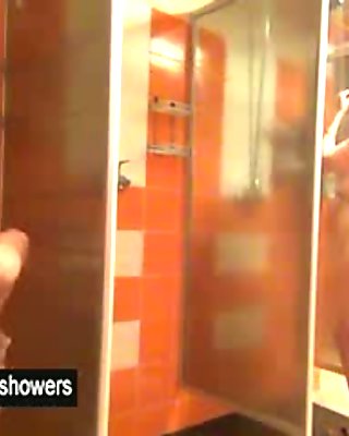 Hausfrauen spioniert in einer Öffentlichkeit dusche
