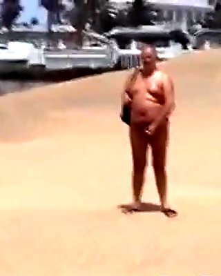 Провери моя милф - съпруга играя на публично. плаж вагина игра