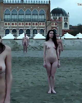 Personnes nues sur la plage (2019)