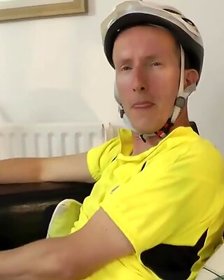 Bangsa British Matang di Sarung Picks Up Cyclist For Fuck