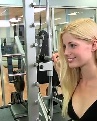 Charlotte Stokely đang tập thể dục trong phòng gym