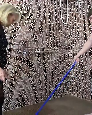 Облечени жени със събиране на баби започва чумовище Пенес Предизвикателство