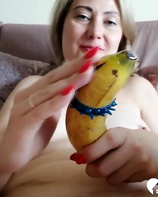 Osamělý mamina používá banán na sobě