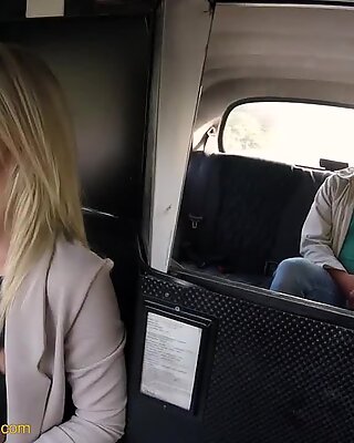 Kvinnlig falsk taxi blond skönhet knullar sin passagerare