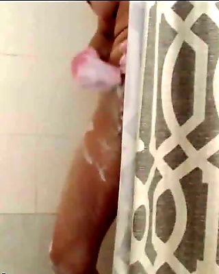Menonton ibu seksi menyukur pussy dan kaki dia di mandi