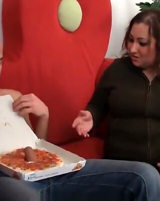 Kurus kering guy pon gemuk gadis dari belakang