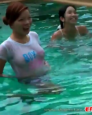 性感的泰国人女孩在水池