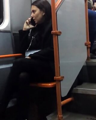 Seksi olgun (orta yaşli kadin) siyahi külotlu çorap geç tramvayda