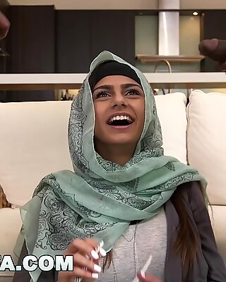 Mia Khalifa - velké kozy arabky pornohvězda podvádí přítele se dvěma černošky hřebečci
