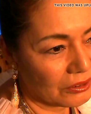 Играйте с мой задник: 73-годишна баба