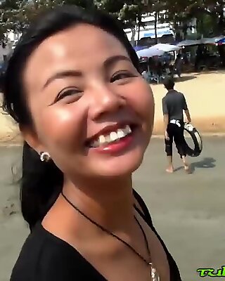 Sexy Thai Gadis ketahuan naik di pantai dan kacau disyuting pemain