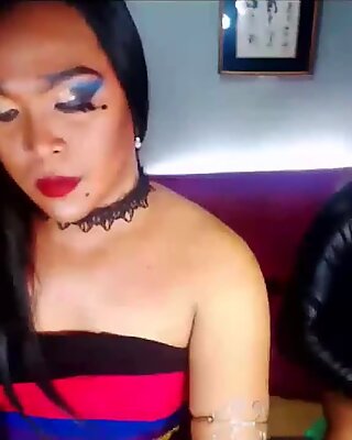 Deux transexuelle se branler sur webcam show