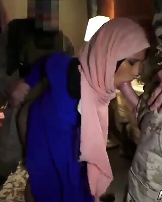 Arabitanssi ja kypsä äiti paikallinen työskentelevä tyttö