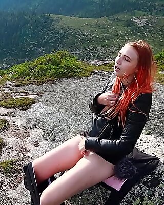 女孩决定放松身心，自慰她的阴户，并在山上增高性高潮！
