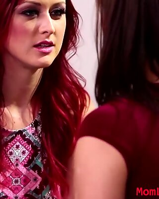 Leah Gotti lame las tetas milf de Karlie Montana