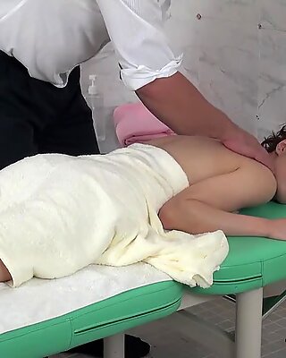 Sexy yura hitomi fodida por seu massagista