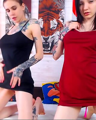 Dua Lesbian Brunette Amatur dengan Payudara Besar di webcam
