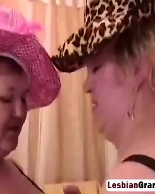 Deux lesbiennes mamie aidant à masturber leur gros en chaleur chatte