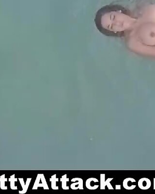 Tittyattack - rondborstig latina (Annika Vooravond) geneukt bij het zwembad