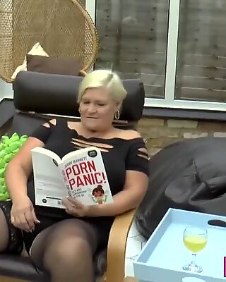 Titfucking Britannique Mamie est labourée analement