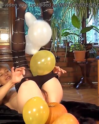 Starší modelka Doris Dawn hraje s balónky a její Zarostlé Kundička