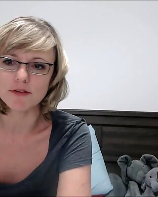 Us cabelo curto milf com óculos esguichando orgasmo