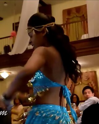 Donne indiane trini scuotono il bottino in questo video sexy di danza chutney
