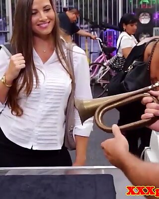 Penhorando chifre de corretores amador mamada por dinheiro