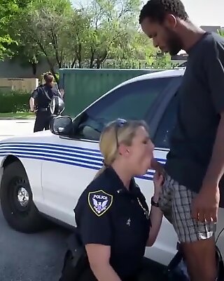 Gros culs blancs se font baiser par un mec noir avec une énorme file d'attente noire après avoir été arrêté