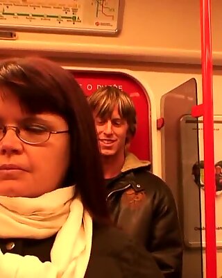 Han hakker opp Frodig moden Kvinne i Metro