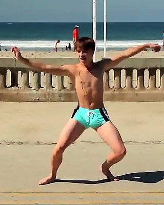Speedo bulge ile sahilde genç eşcinsel dans / novinho dan & ccedil_ando sunga na praia