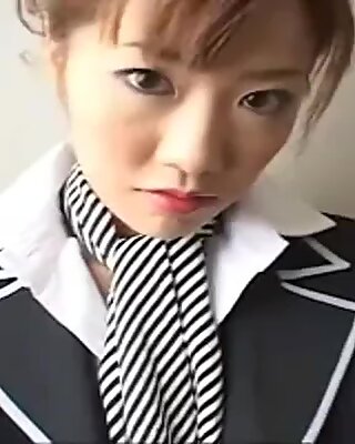 Nhật Bản nữ tiếp viên với vòng cổ qua vòng cổ